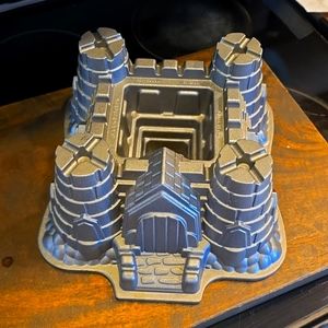 LIKE NEW Nordic Ware castle bundt pan